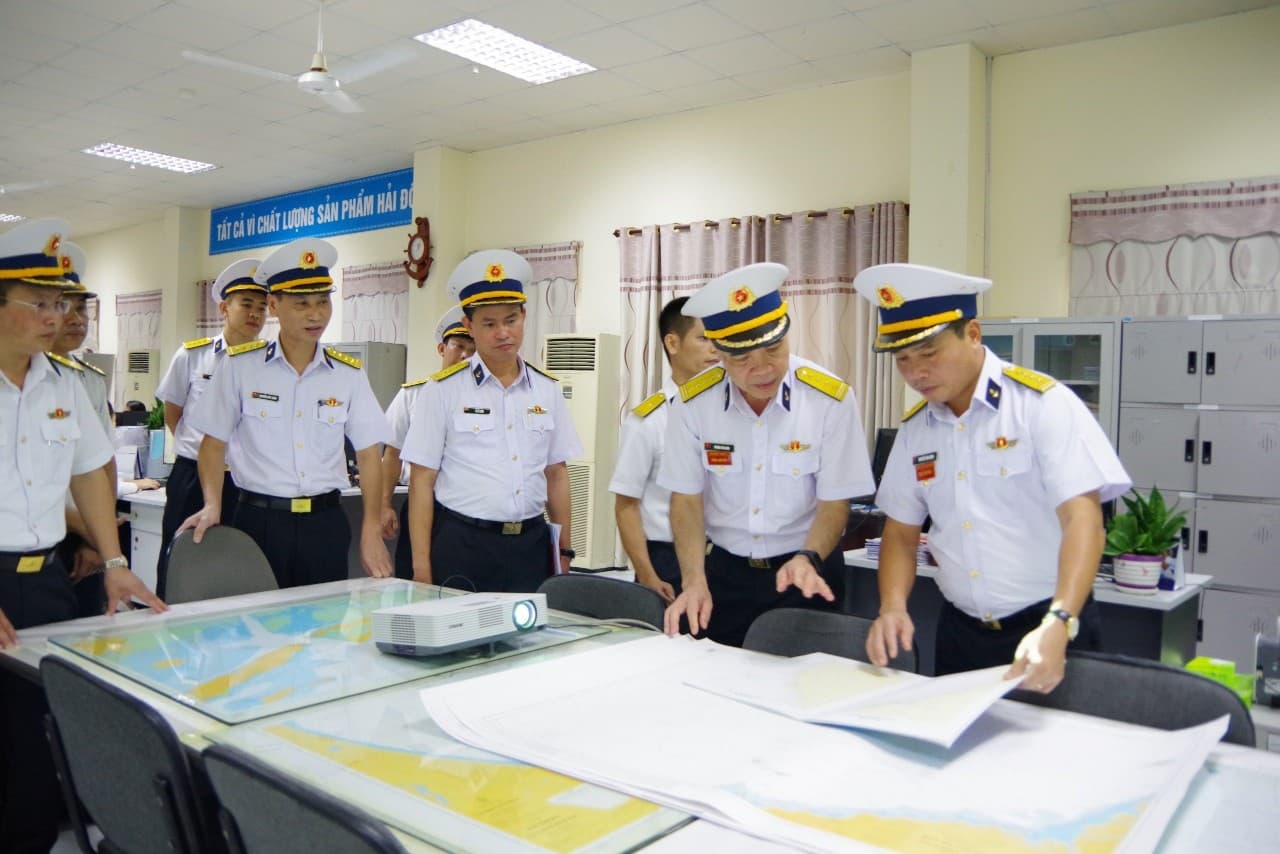 Thủ trưởng Bộ Tư lệnh Hải quân kiểm tra Đoàn Đo đạc biên vẽ hải đồ và nghiên cứu biển