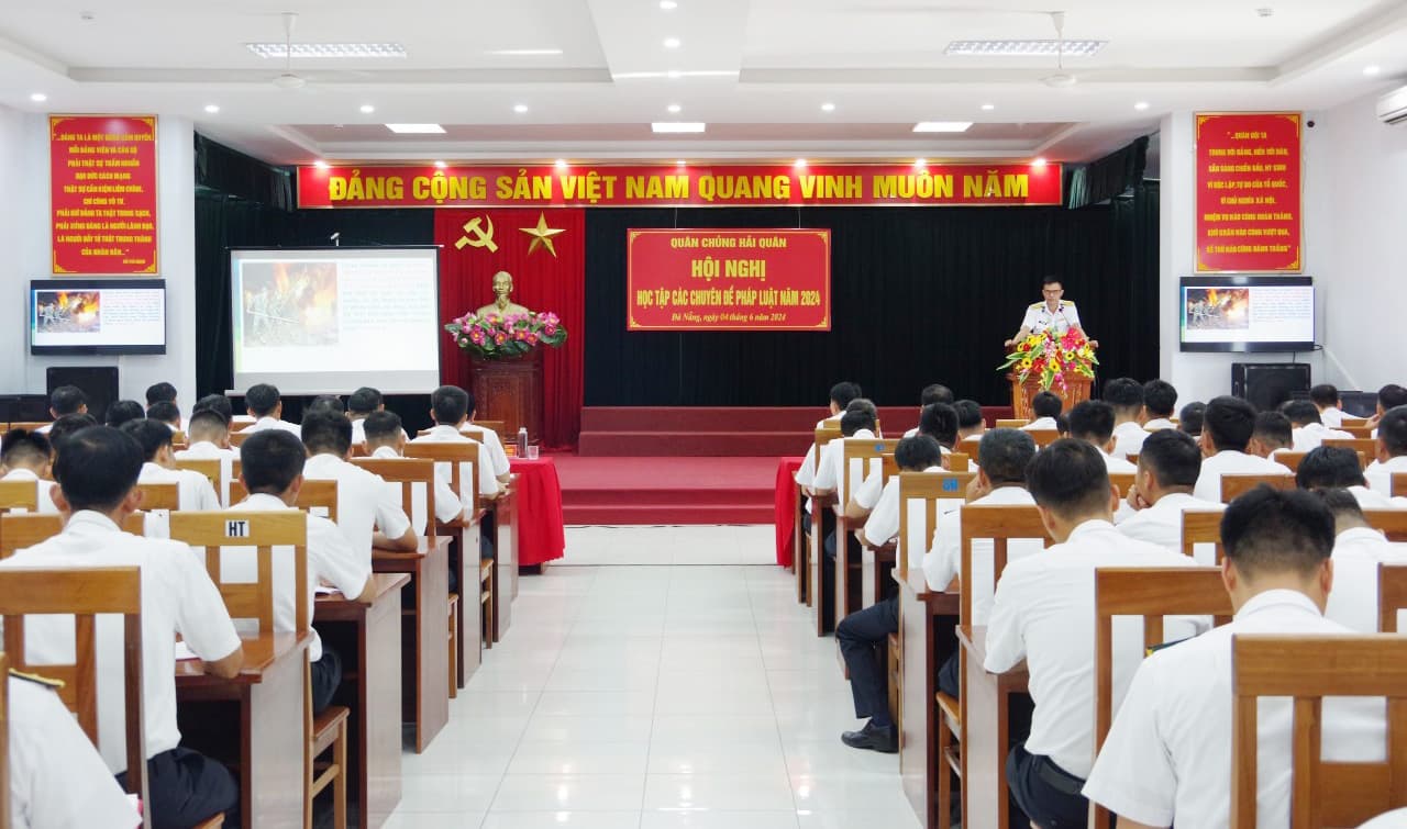 Lữ đoàn 172 học tập các chuyên đề pháp luật năm 2024