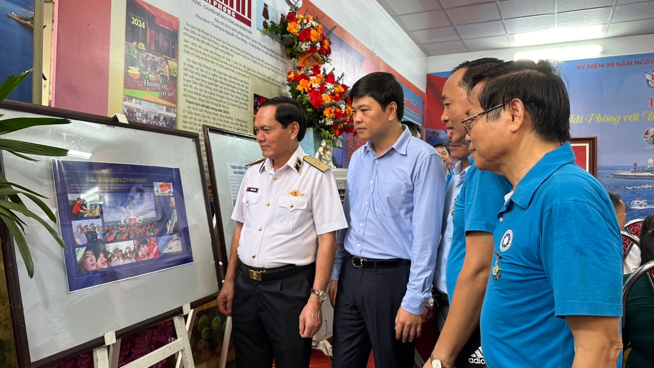 Trưng bày ảnh “Hải Phòng với Trường Sa - Trường Sa với Hải Phòng”