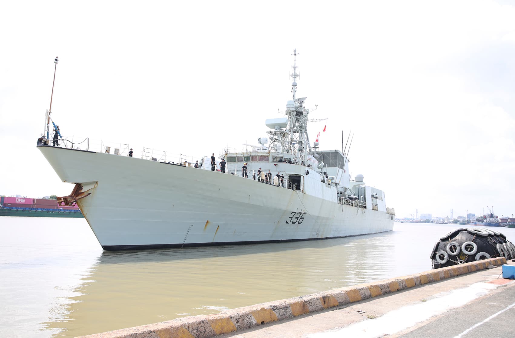 Tàu Hải quân Hoàng gia Canada thăm TP. Hồ Chí Minh