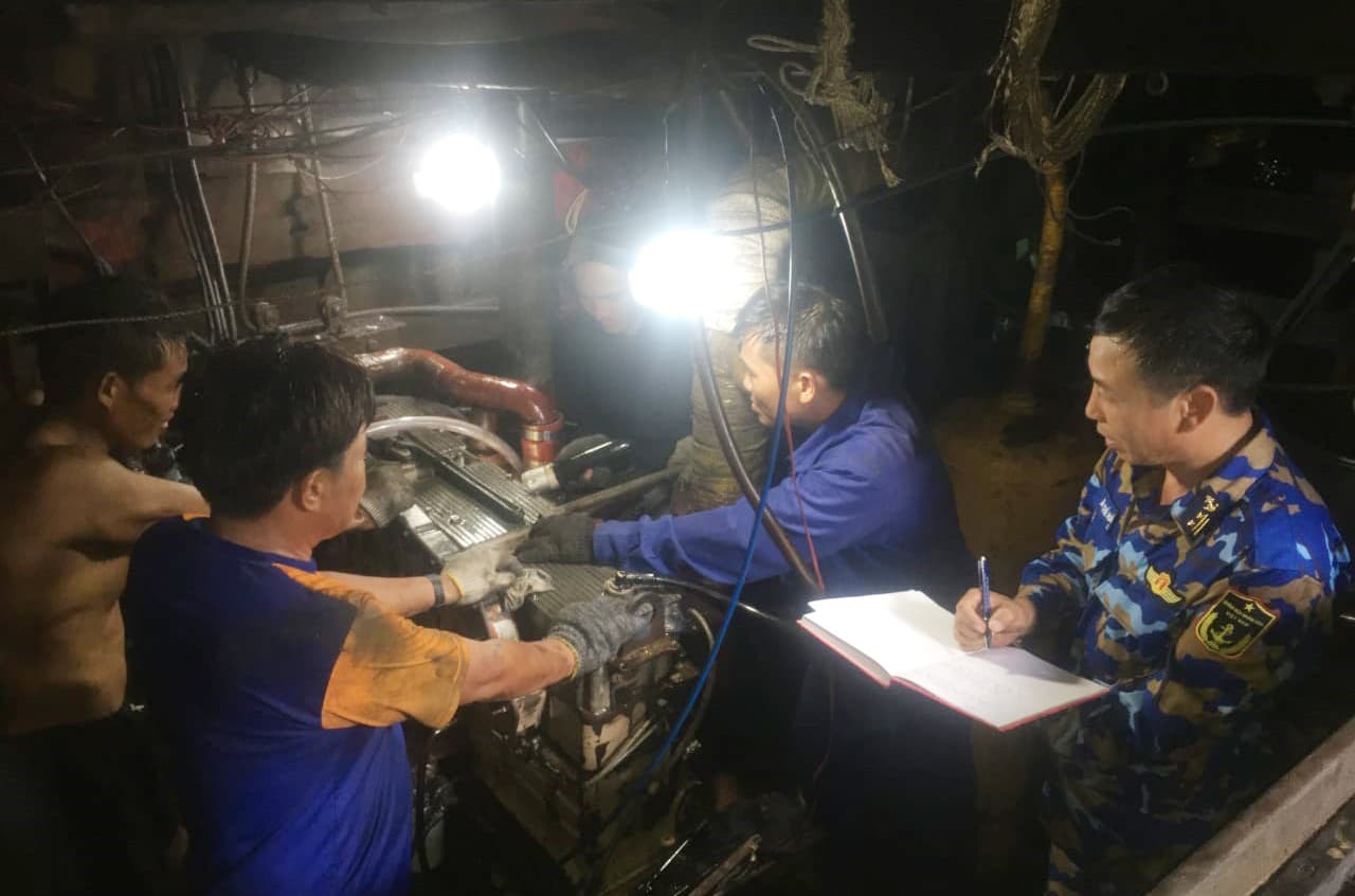 Đội dịch vụ hậu cần đảo Song Tử Tây sửa chữa thành công hư hỏng của Tàu QNg 96093 TS