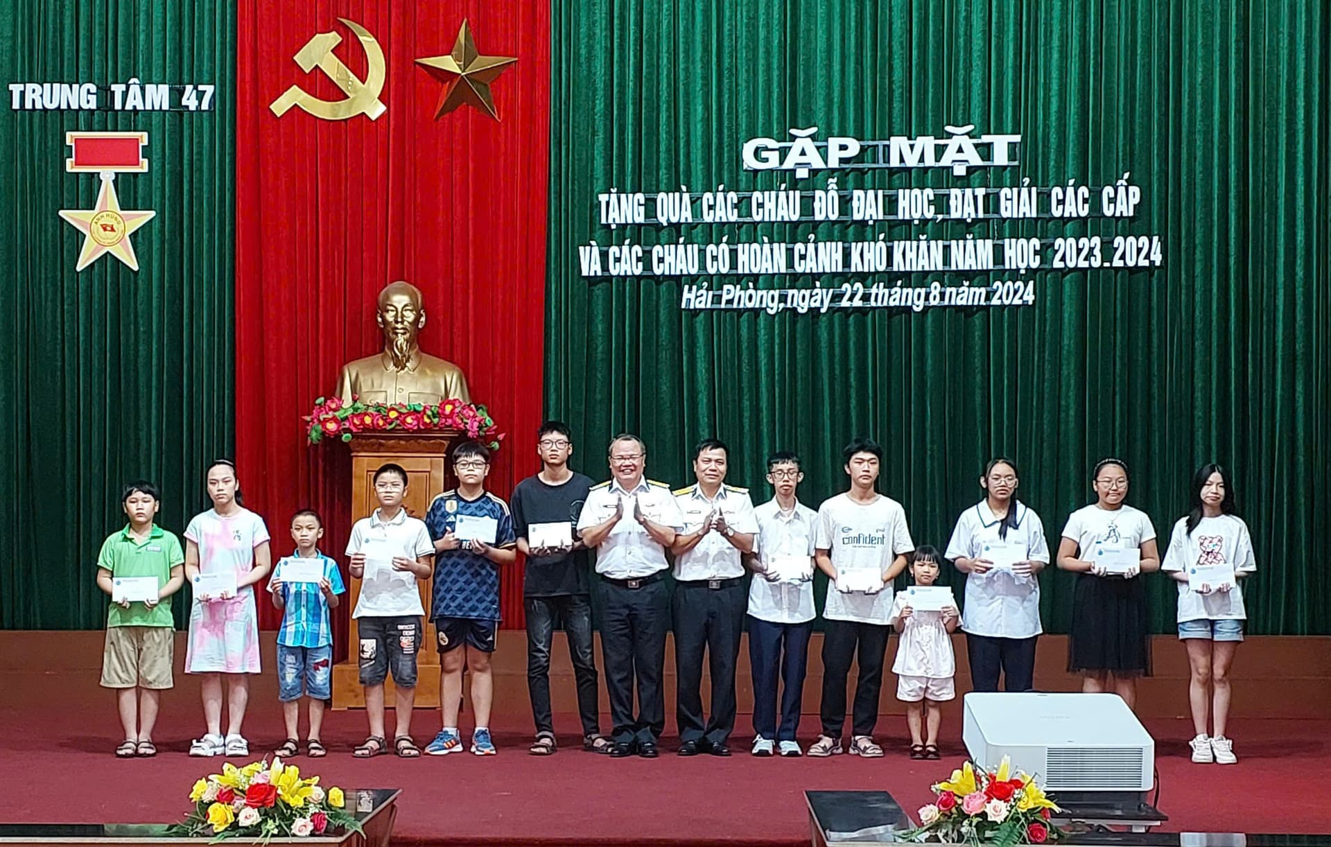 Trung tâm 47: Gặp mặt, trao quà tặng các cháu đỗ đại học, đạt giải các cấp