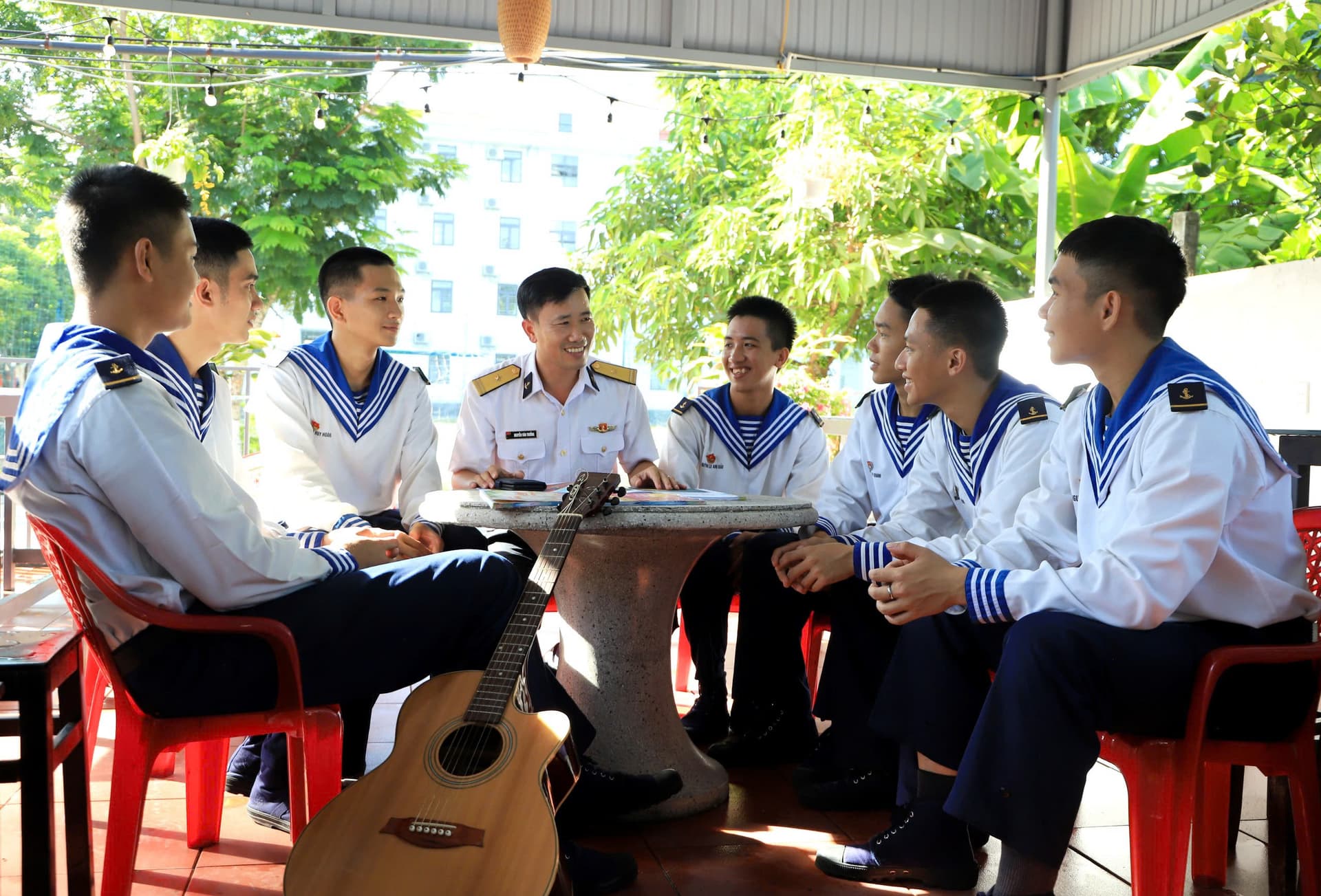 Để “đơn vị là nhà, cán bộ, chiến sĩ đều là anh em”
