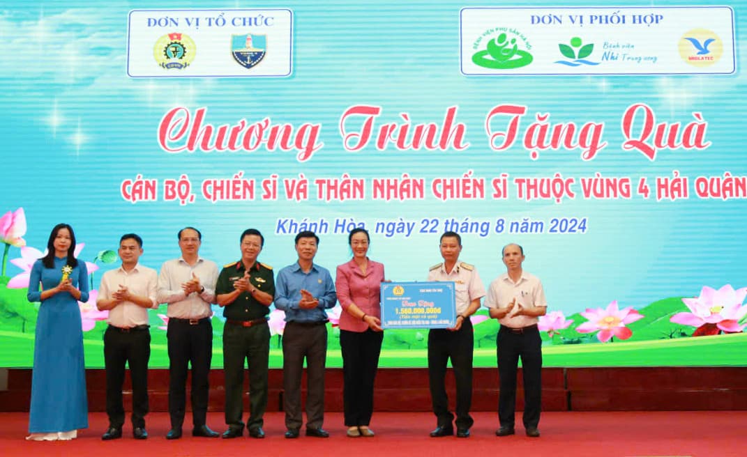 Công đoàn Y tế Việt Nam: Tổ chức thăm, khám bệnh và tặng quà Vùng 4