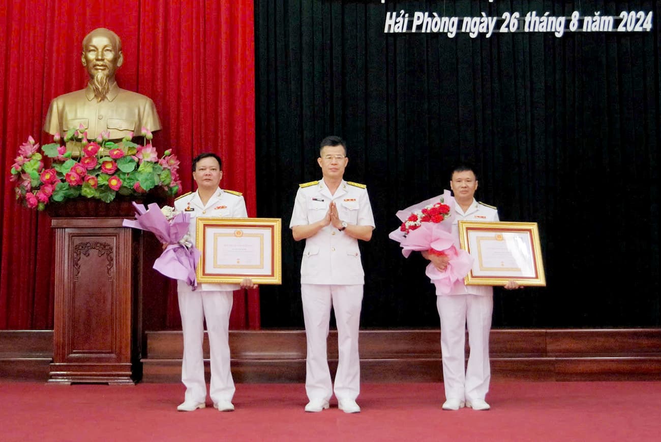 Đảng bộ Lữ đoàn 602: Hai đảng viên được tặng Huy hiệu 30 năm tuổi Đảng