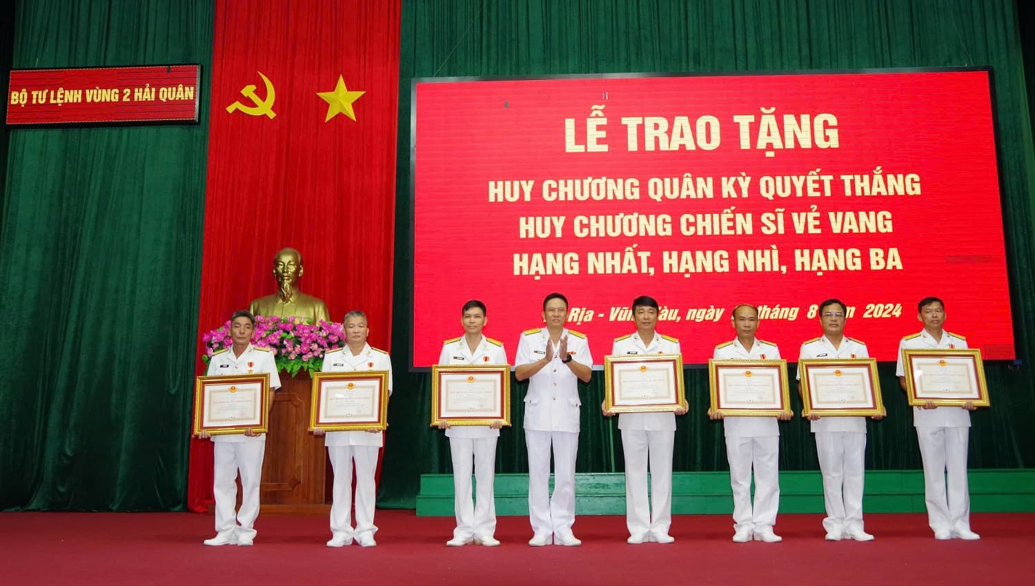 Vùng 2 trao tặng Huy chương Quân kỳ quyết thắng, Huy chương Chiến sĩ vẻ vang tặng các quân nhân