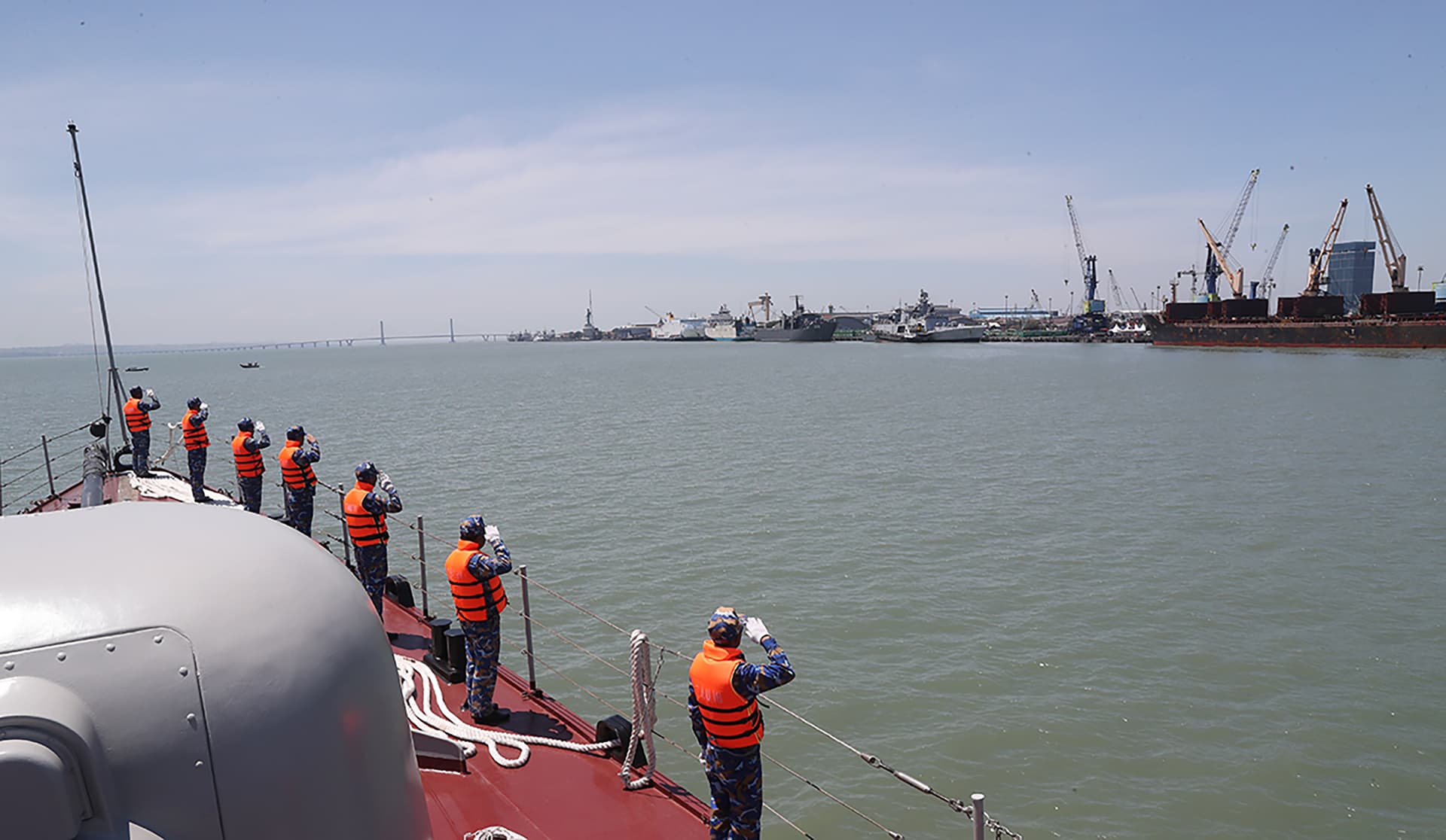 Tàu 18 của Hải quân Việt Nam thăm Indonesia