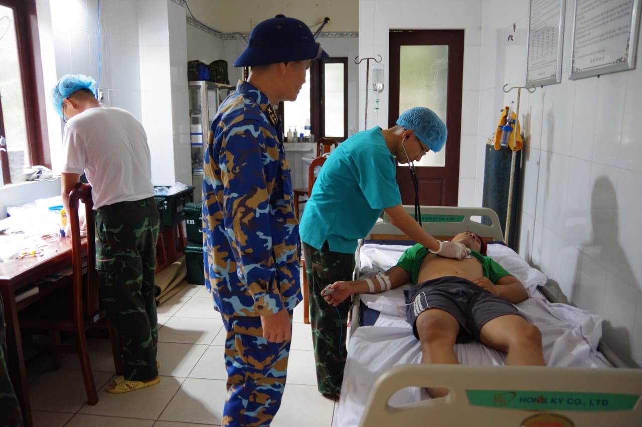 Trung tâm Y tế thị trấn Trường Sa cấp cứu ngư dân Bình Định bị tai nạn lao động trên biển