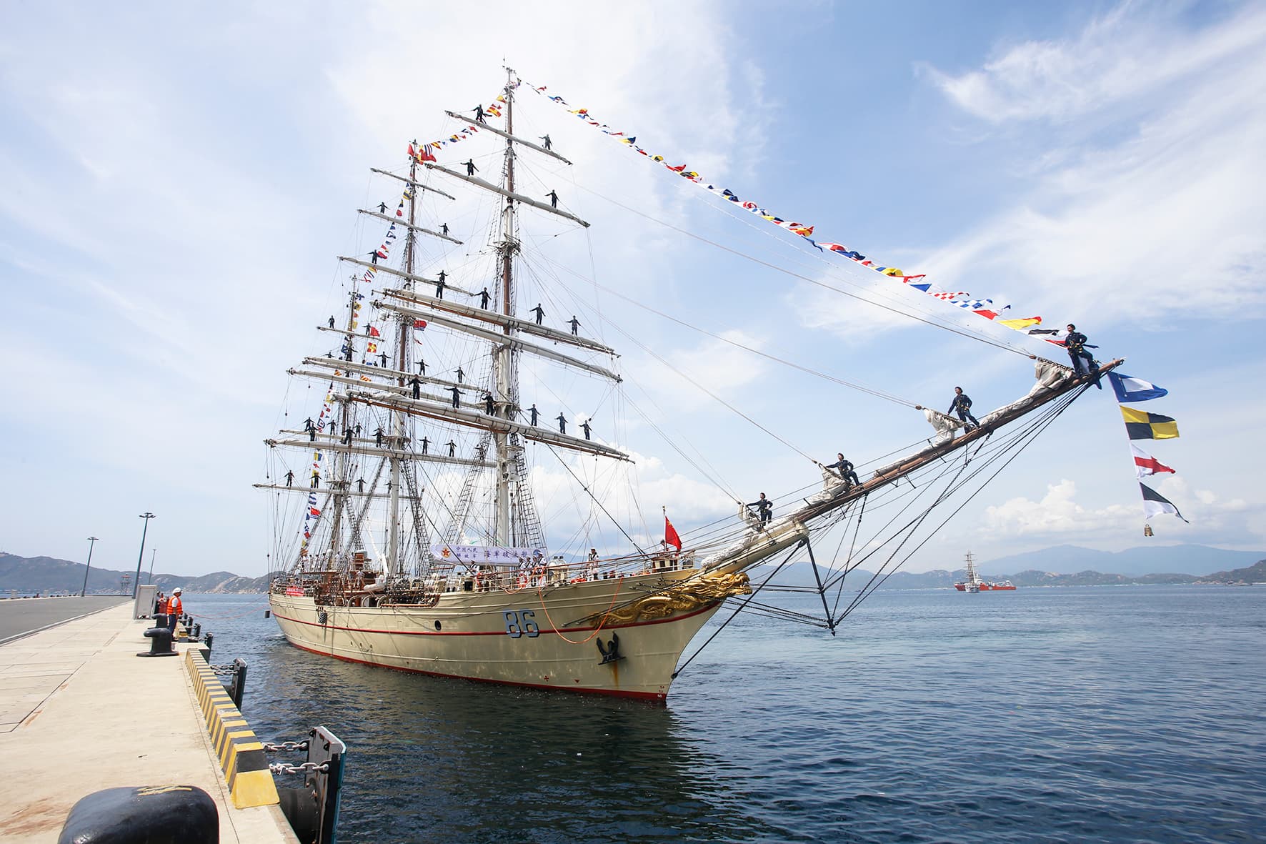 Tàu buồm huấn luyện của Hải quân Trung Quốc thăm tỉnh Khánh Hòa