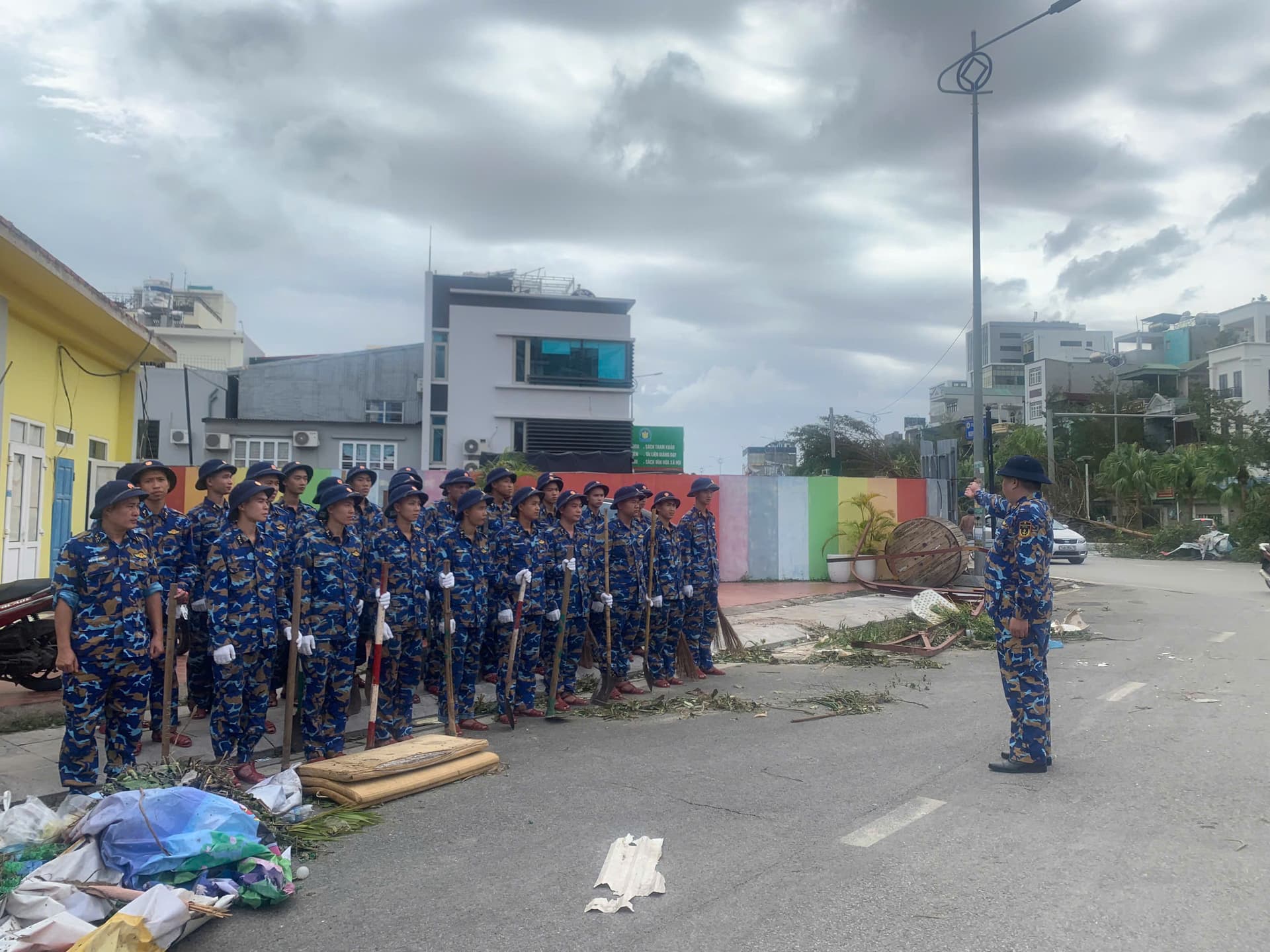 Lữ đoàn 170 sát cánh cùng nhân dân thành phố Hạ Long khắc phục hậu quả bão số 3