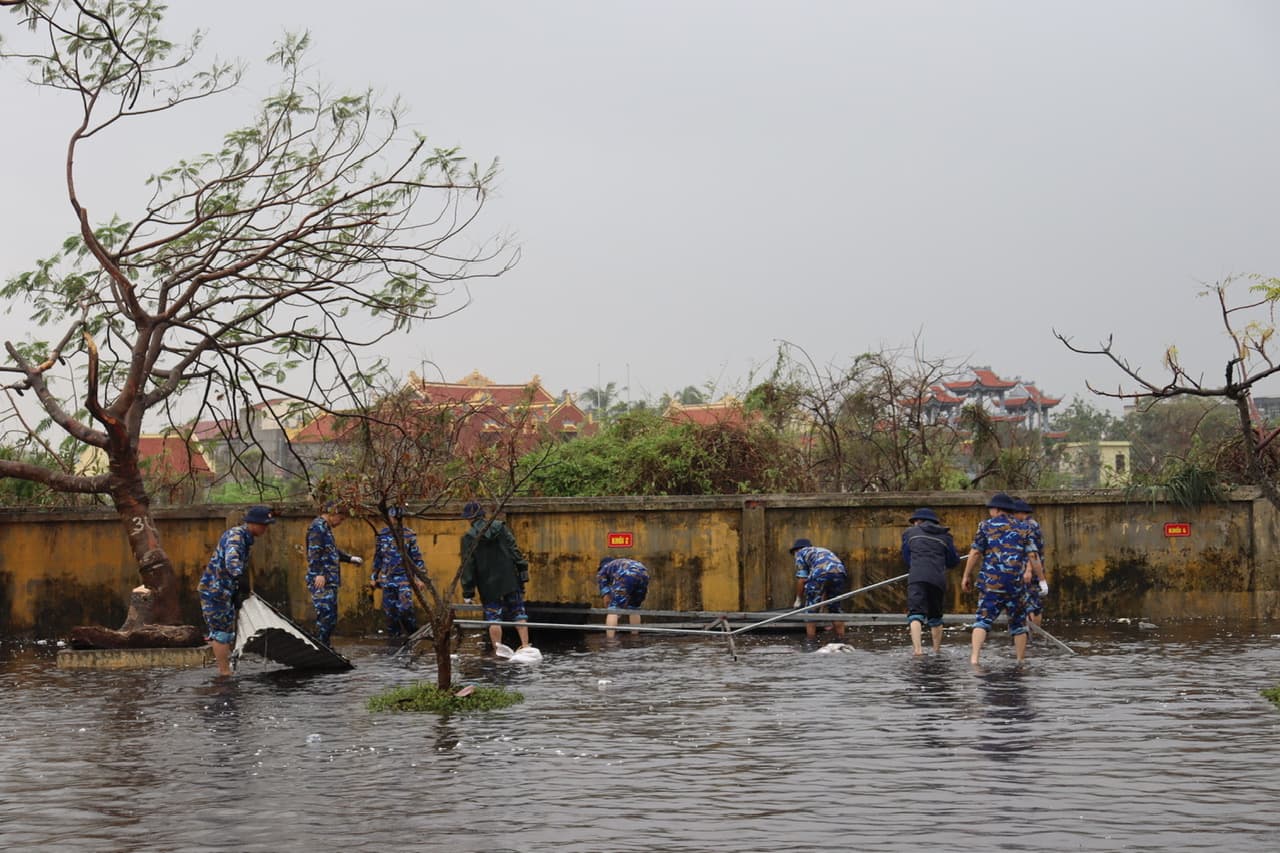 Trung tâm 47 giúp nhân dân quận Dương Kinh khắc phục hậu quả cơn bão số 3