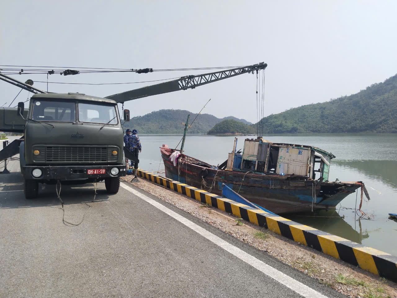 Lữ đoàn 169 hỗ trợ trục vớt tàu cá bị bão số 3 đánh chìm