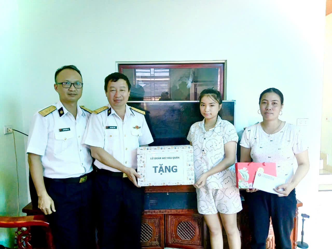 Lữ đoàn 602 tặng quà con ngư dân dịp Trung thu 2024