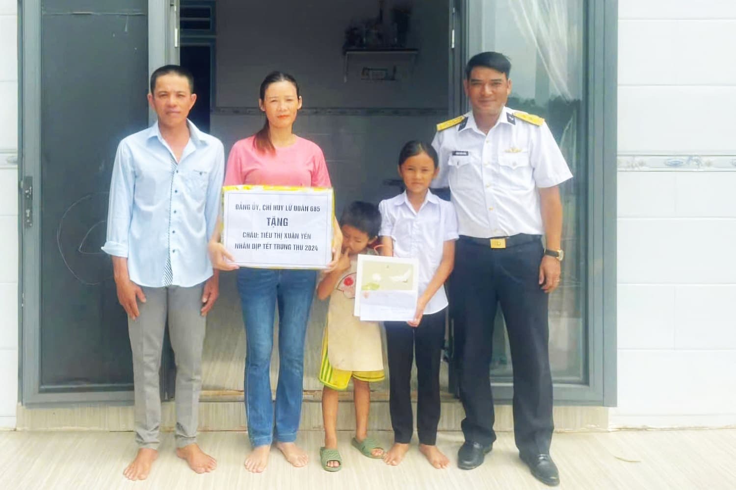 Lữ đoàn 685 thăm, tặng quà con ngư dân