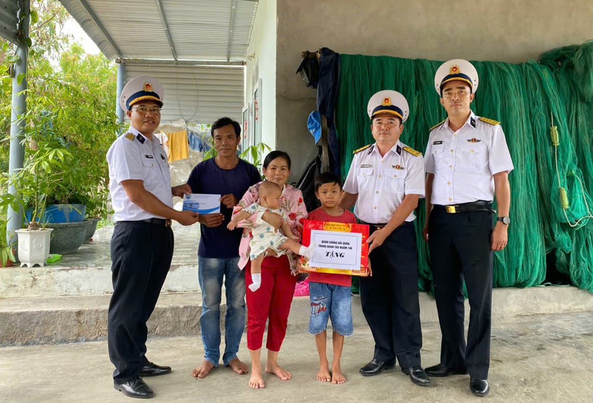 Trung đoàn 196 tặng quà con ngư dân có hoàn cảnh khó khăn