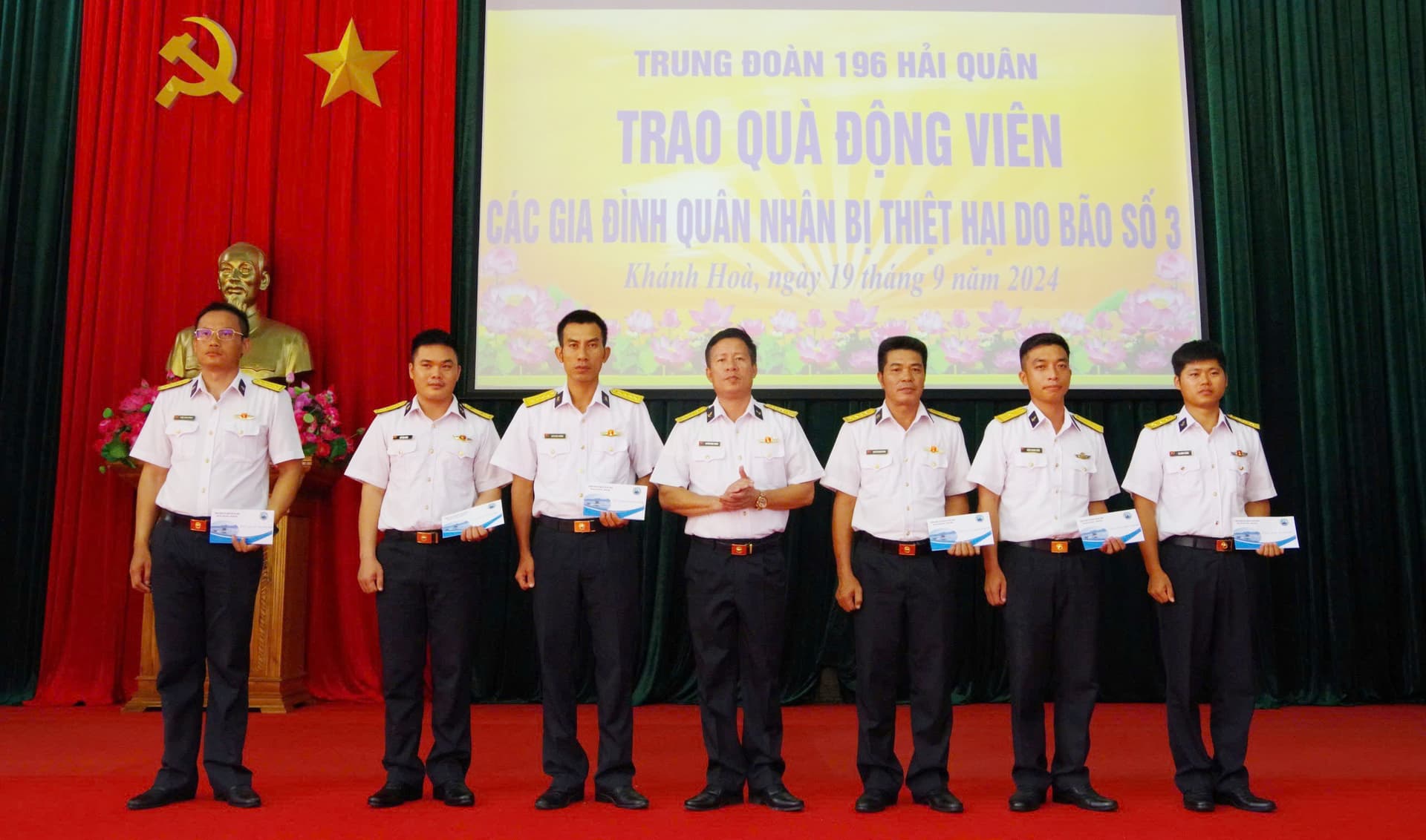 Trung đoàn 196 tặng quà, động viên các gia đình quân nhân bị thiệt hại do bão số 3