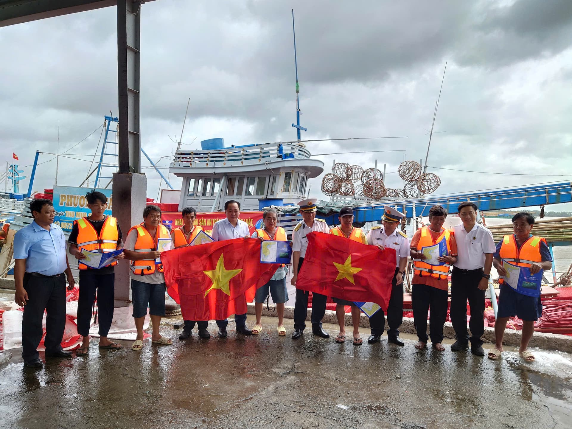 Lữ đoàn 167 thực hiện chương trình “Hải quân Việt Nam làm điểm tựa cho ngư dân vươn khơi, bám biển” tại Sóc Trăng