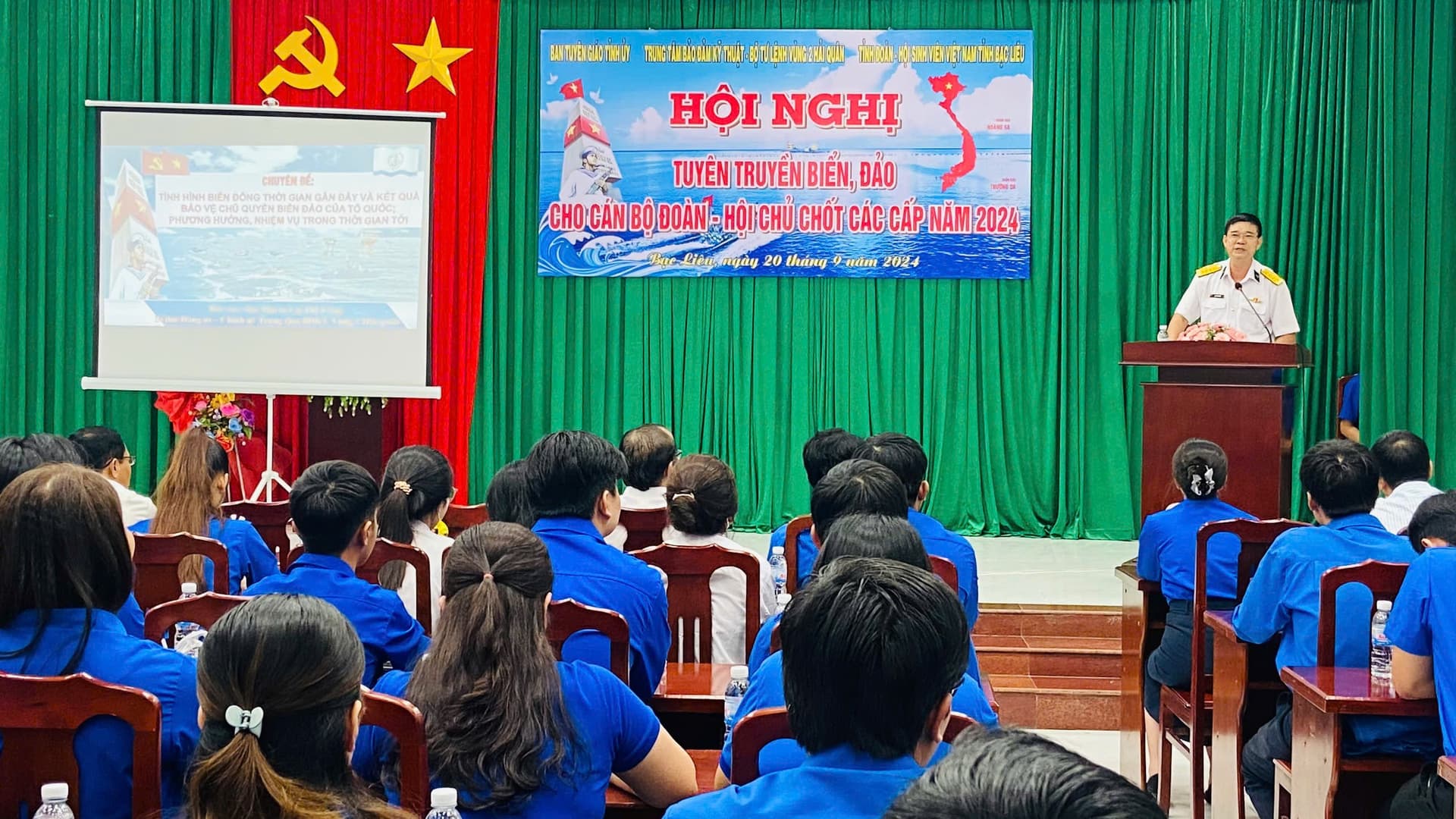 Thông tin về biển, đảo và tặng quà ngư dân