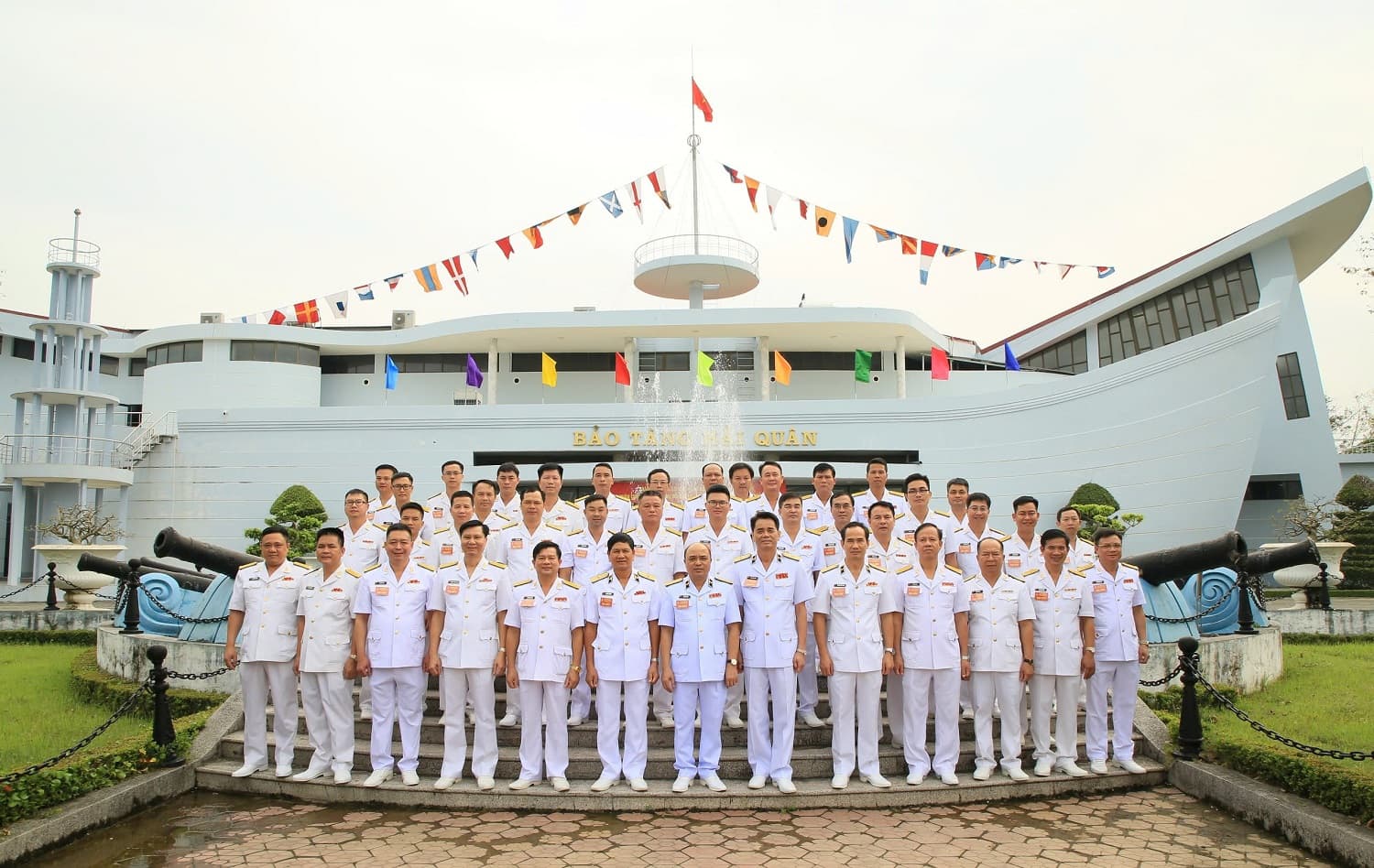 Đoàn đại biểu dự Đại hội thi đua quyết thắng dâng hương và tham quan Bảo tàng Hải quân