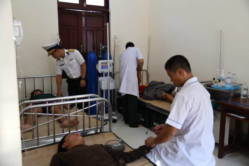 Bệnh xá đảo Sinh Tồn Đông và Song Tử Tây cấp cứu 4 ngư dân gặp nạn trên biển