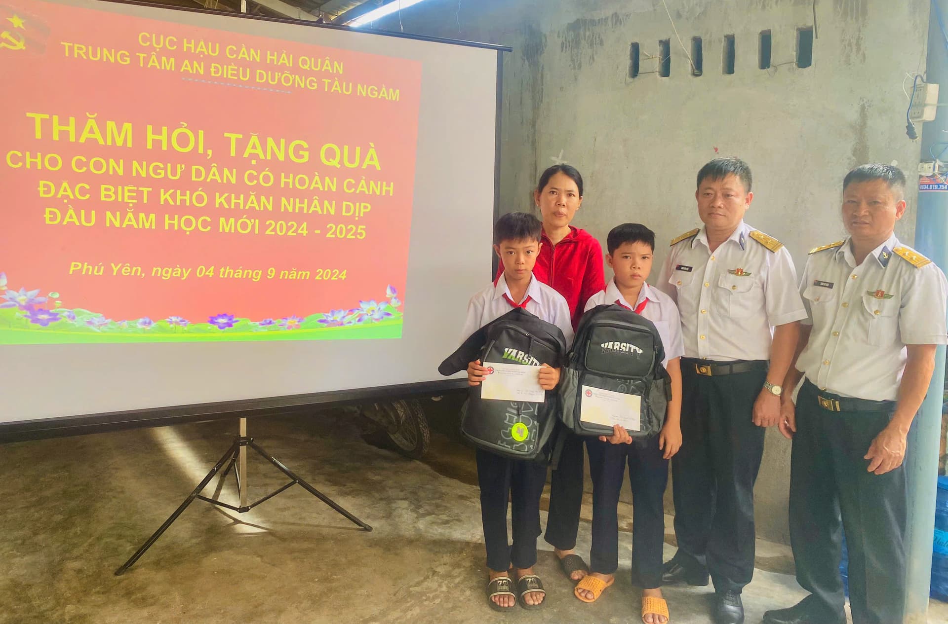 Tặng quà con ngư dân có hoàn cảnh khó khăn