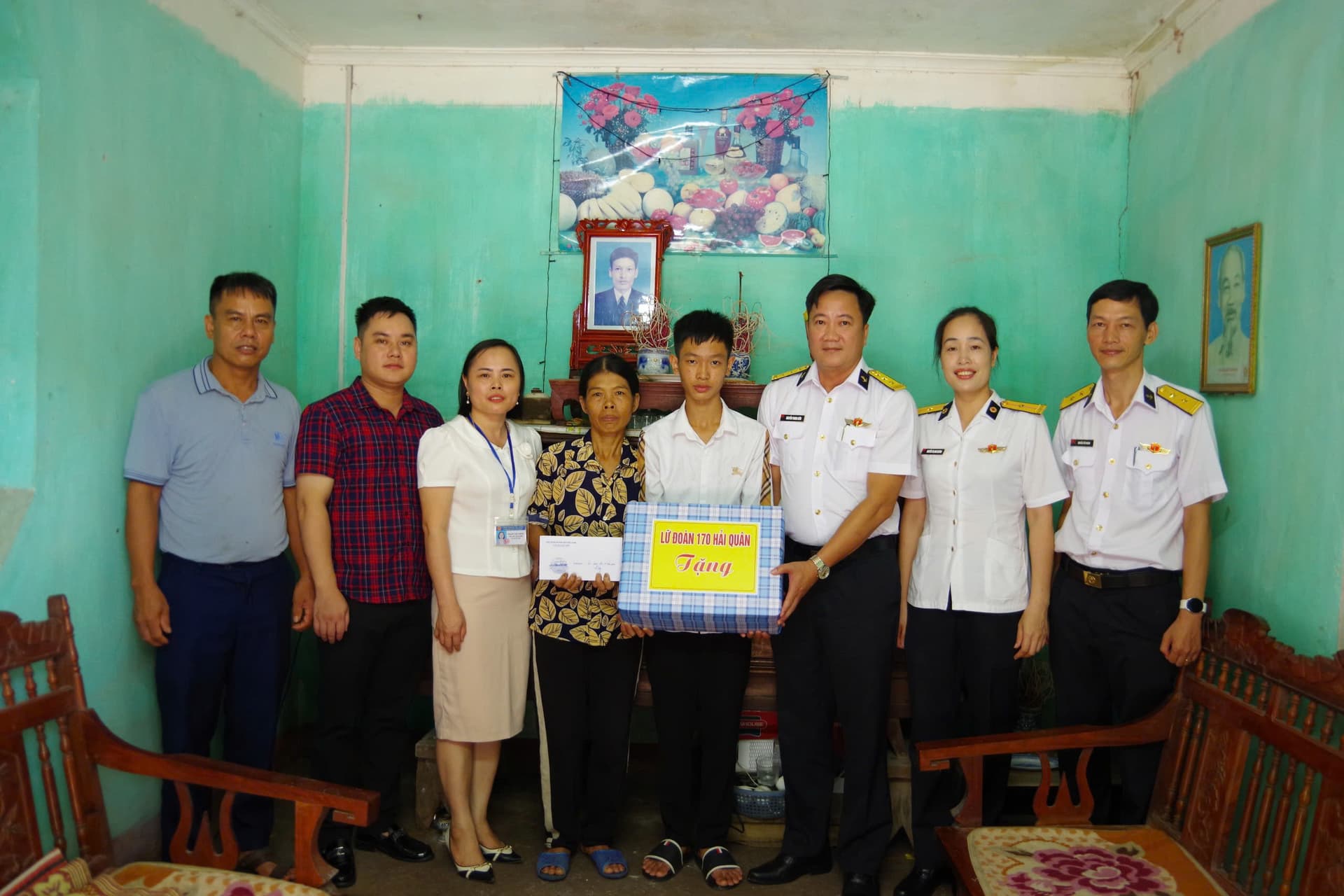 Lữ đoàn 170 thăm, tặng quà con ngư dân nhân dịp năm học mới