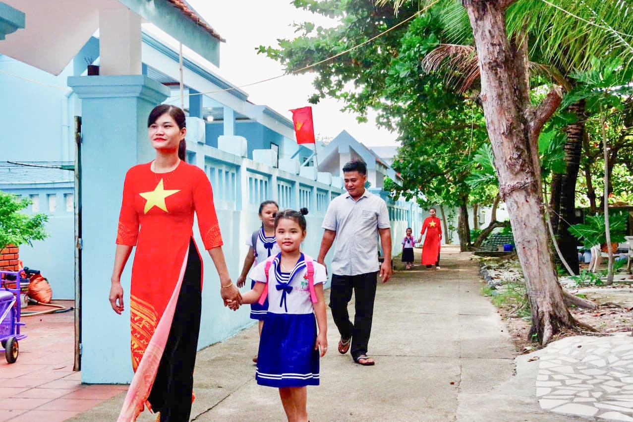 Rộn ràng khai giảng năm học mới ở huyện đảo Trường Sa