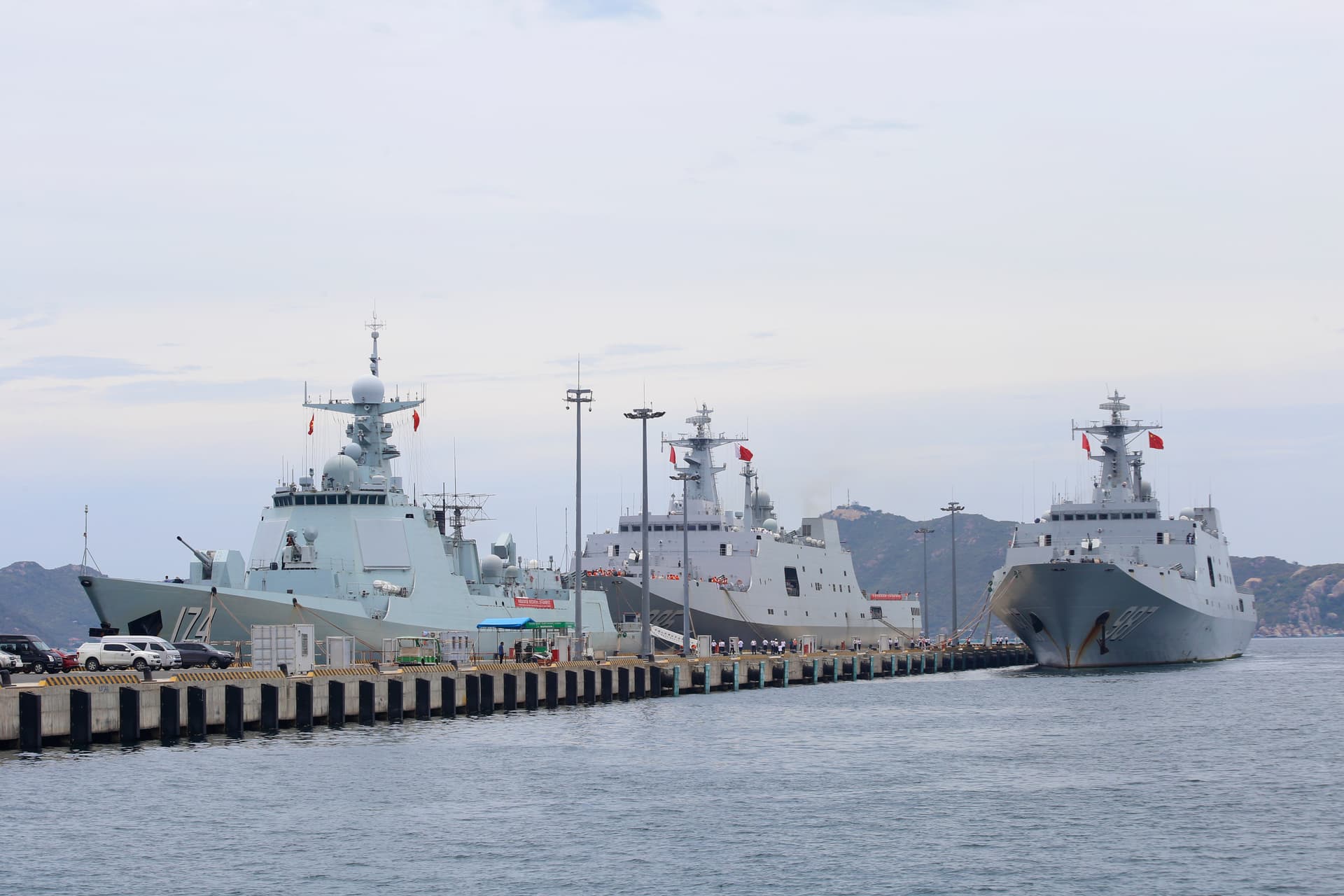 Biên đội Tàu 987 của Hải quân Trung Quốc cập cảng Quốc tế Cam Ranh thăm Khánh Hòa
