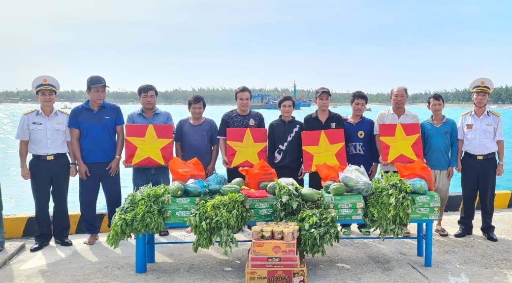 Cán bộ, chiến sĩ đảo Sinh Tồn hỗ trợ ngư dân vào tránh trú bão số 3