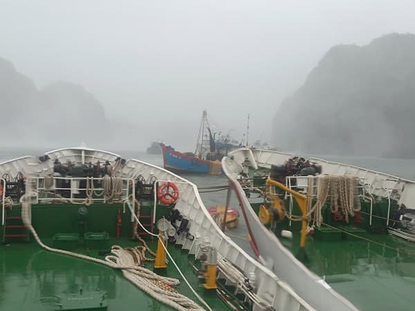 Bộ đội Hải quân cứu nạn ngư dân và sà lan bị nạn trong bão số 3