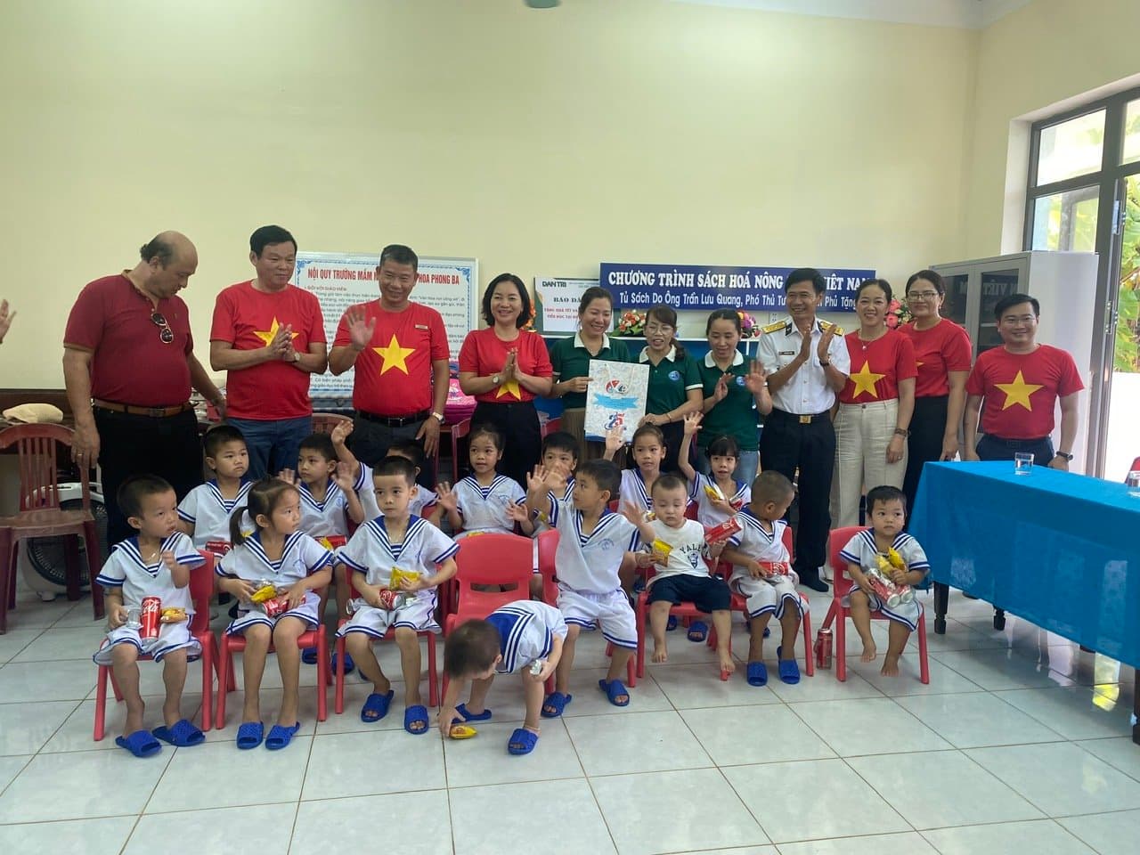 Đoàn công tác của Vùng 3 và Tỉnh ủy Bình Dương thăm, tặng quà quân, dân huyện đảo Cồn Cỏ