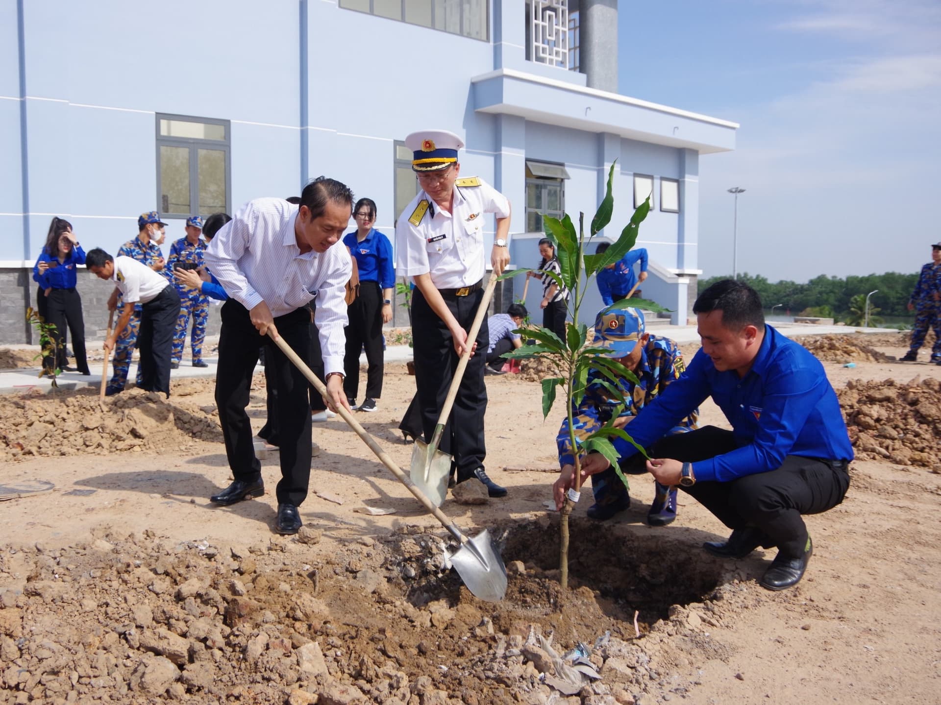 Trung tâm Bảo đảm Kỹ thuật Vùng 2 trồng 1.000 cây xanh