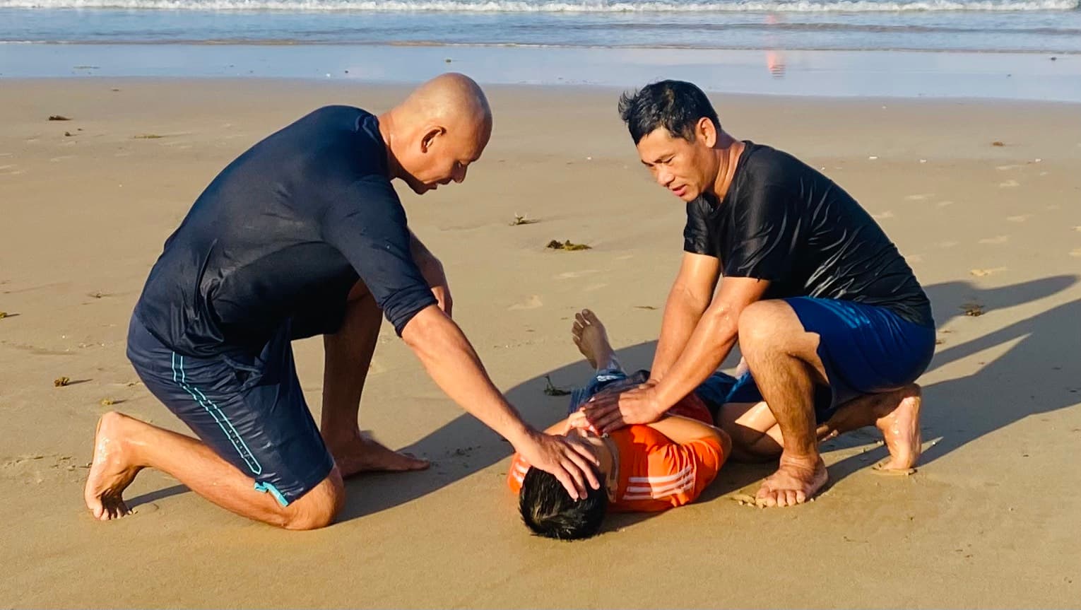 Bộ đội Hải quân dũng cảm cứu người đuối nước