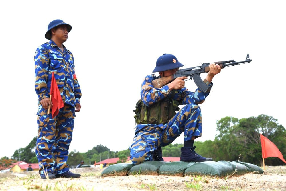 Chiến sĩ mới Vùng 5 thực hành “3 tiếng nổ”