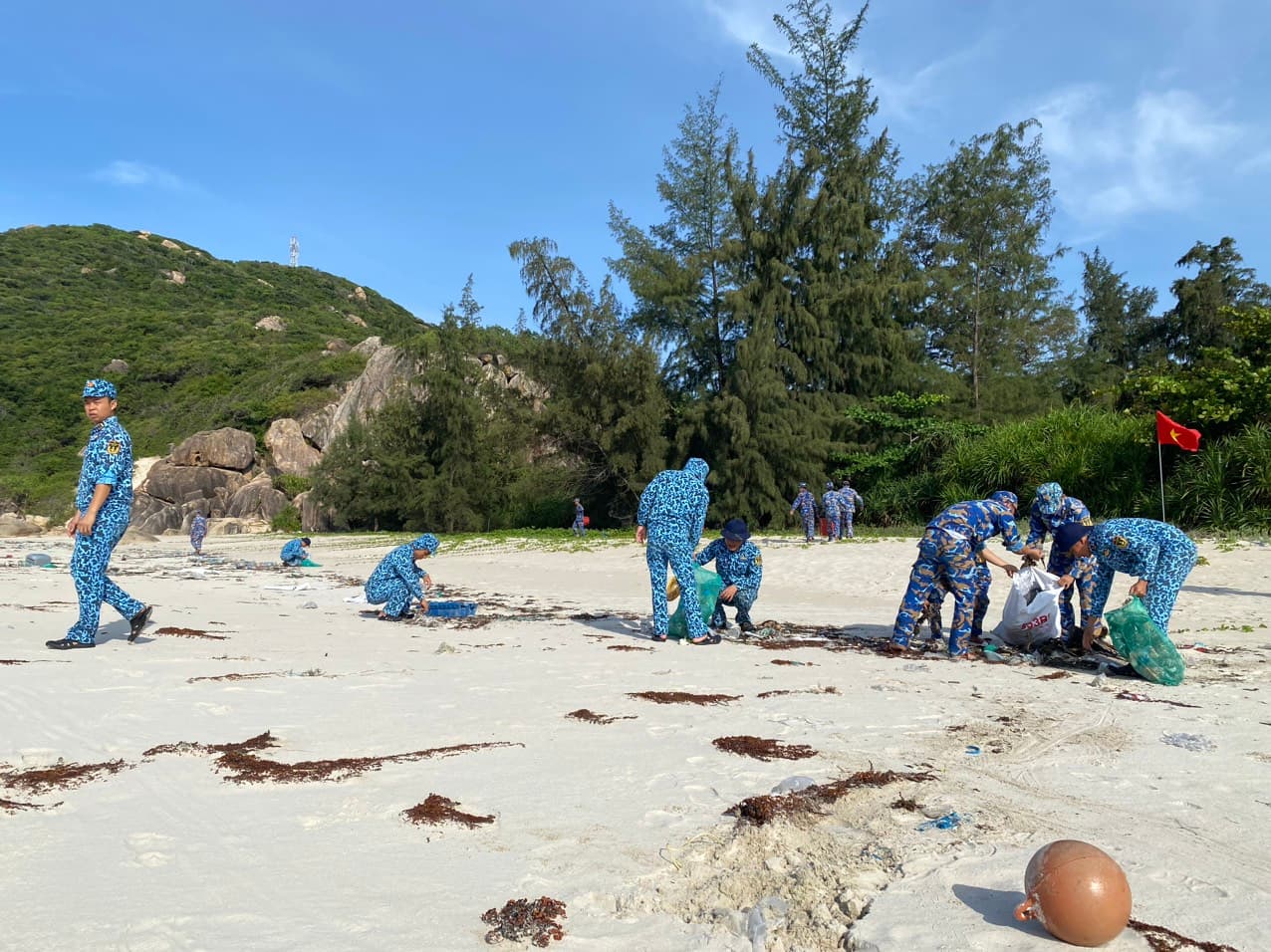 Tuổi trẻ chung tay làm sạch bờ biển