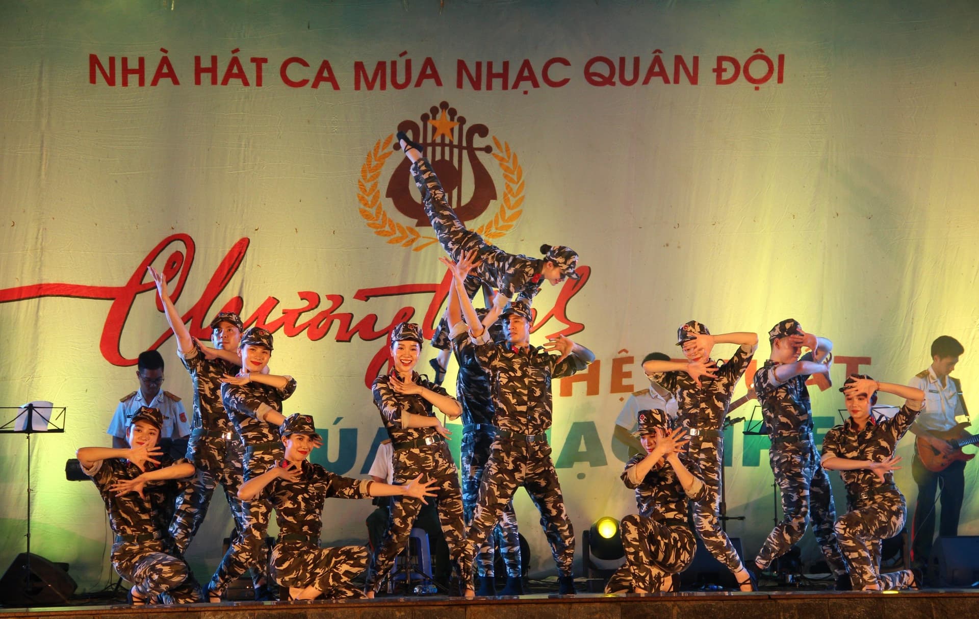 Nhà hát Ca múa nhạc Quân đội biểu diễn phục vụ bộ đội Hải quân