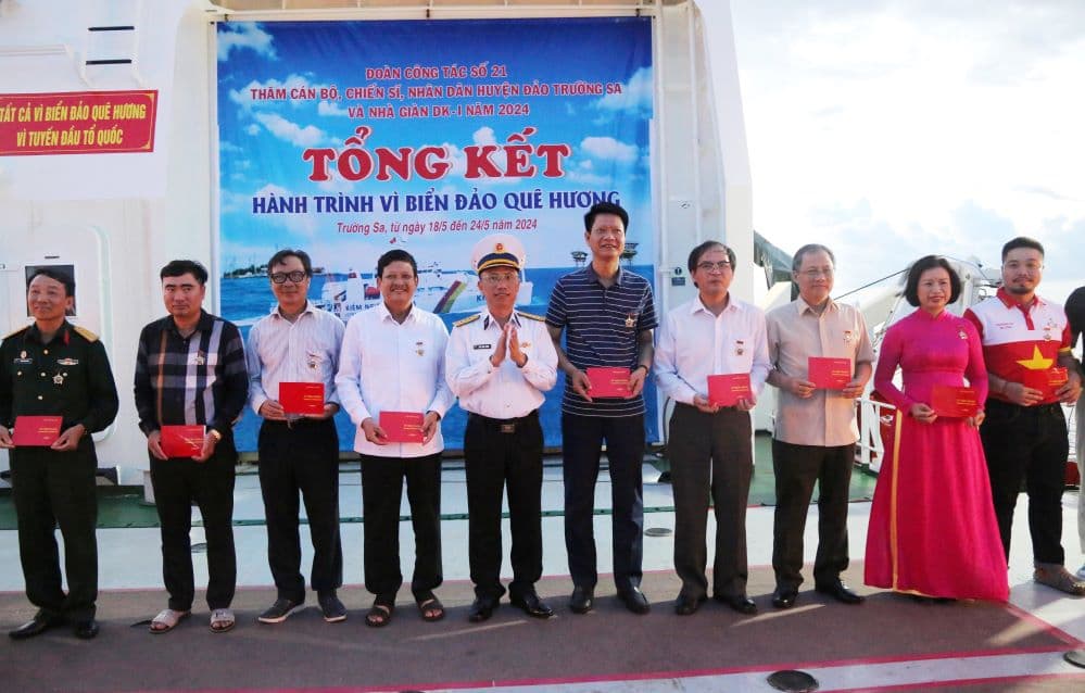 Đoàn công tác số 21 tặng quân, dân Trường Sa nhiều phần quà trị giá hơn 3 tỉ đồng