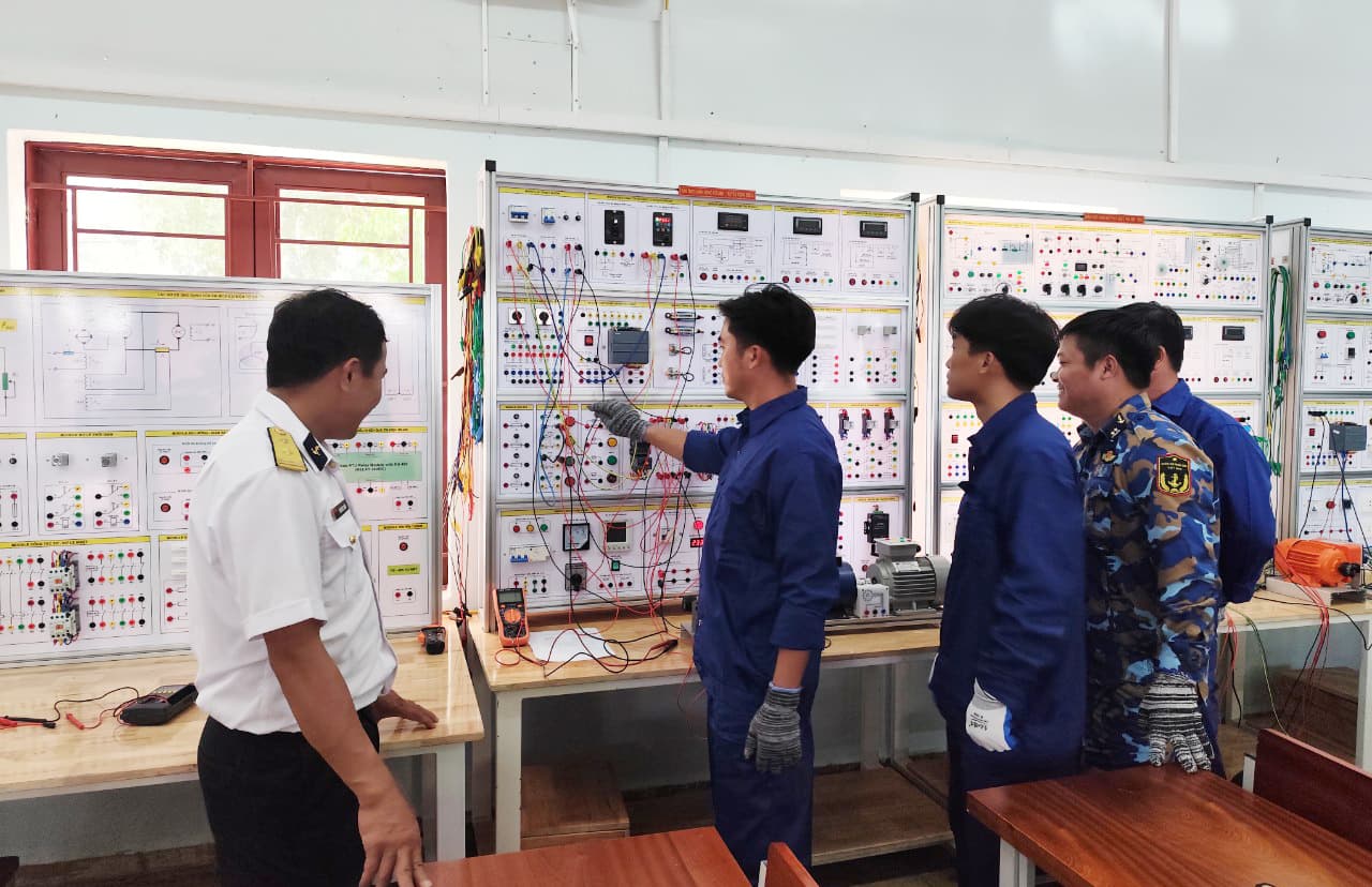 Kiểm tra năng lực trong khai thác trang bị kỹ thuật, xăng dầu