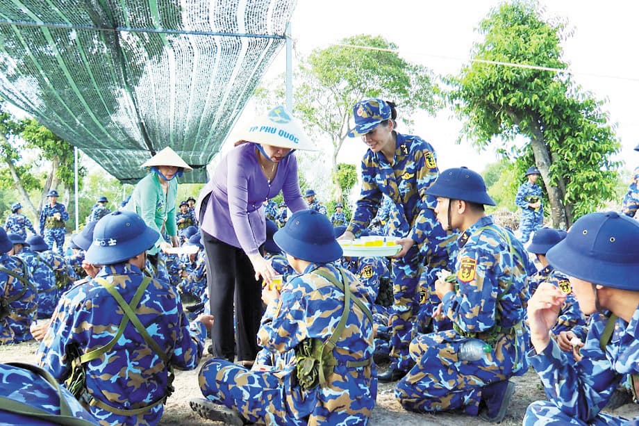 Triển khai đồng bộ nhiều giải pháp chống say nắng, nóng cho bộ đội