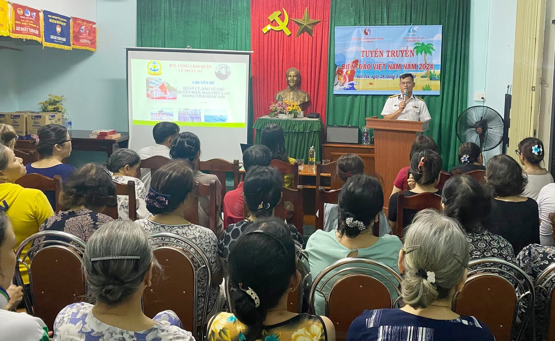 Hơn 400 cán bộ, hội viên phụ nữ quận Sơn Trà nghe thông tin về biển, đảo