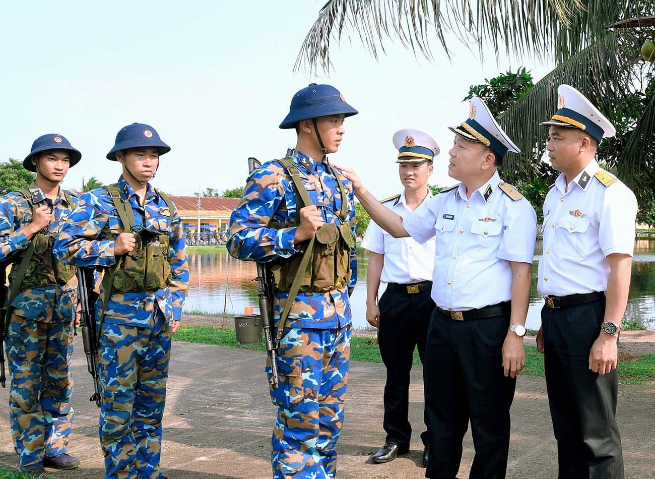 Chính ủy Vùng 1 kiểm tra công tác huấn luyện chiến sĩ mới