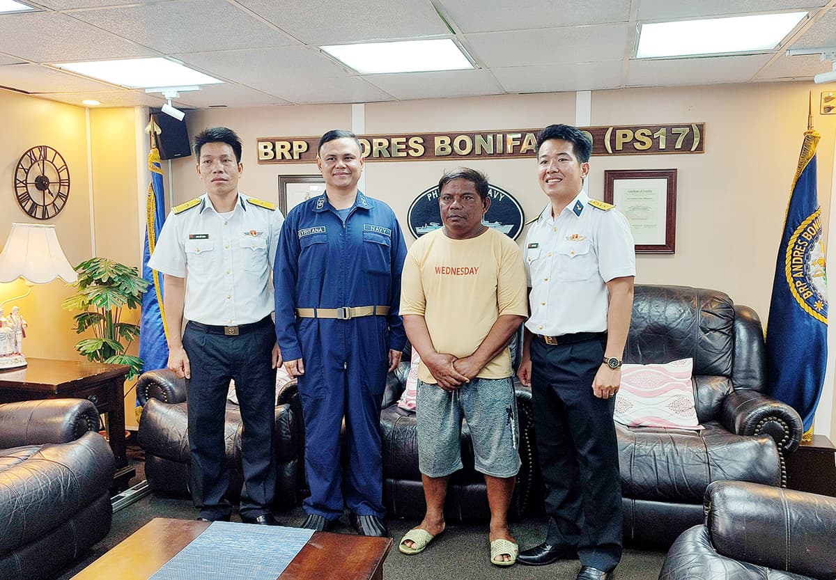 Bàn giao ngư dân Philippines bị nạn trên biển