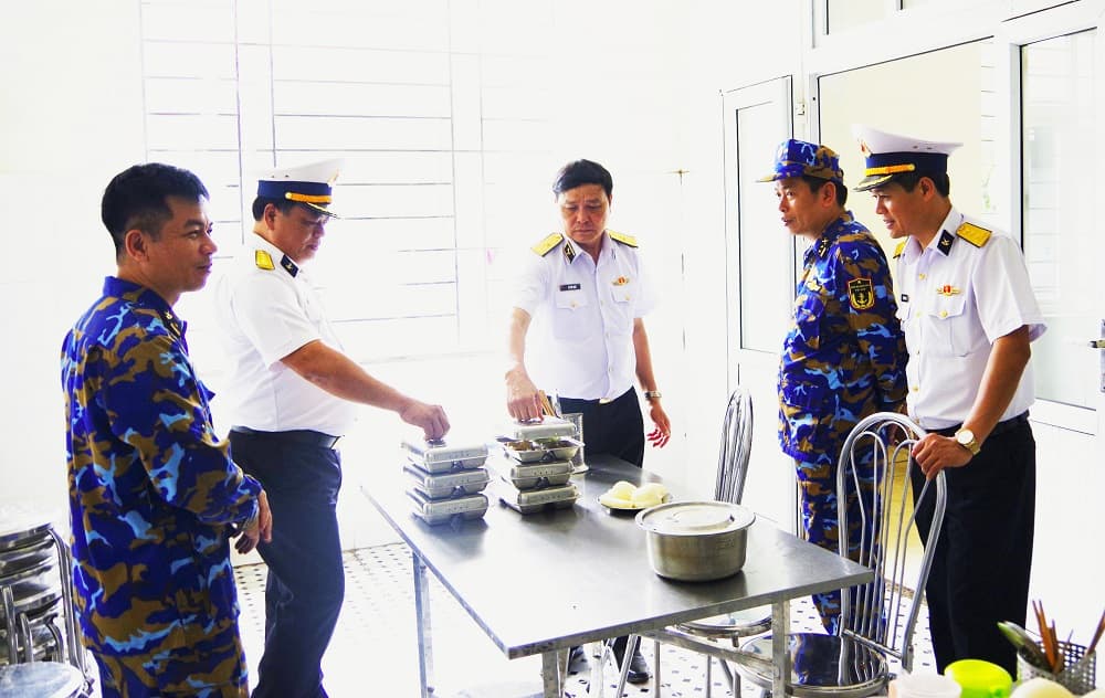 Tư lệnh Vùng 1 kiểm tra công tác hậu cần tại Tiểu đoàn 158