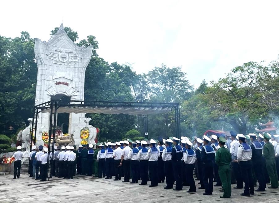 Học viên Trường Cao đẳng Kỹ thuật Hải quân tham quan, học tập truyền thống