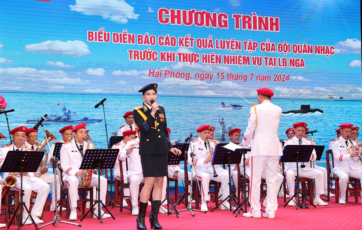 Đội Quân nhạc Hải quân báo cáo kết quả luyện tập trước khi đi biểu diễn tại Liên bang Nga