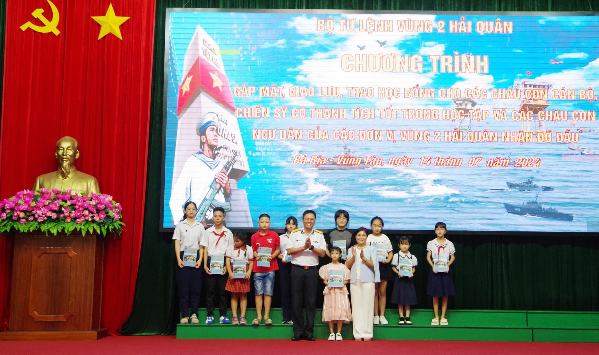 Vùng 2 trao học bổng tặng 100 cháu là con quân nhân và ngư dân