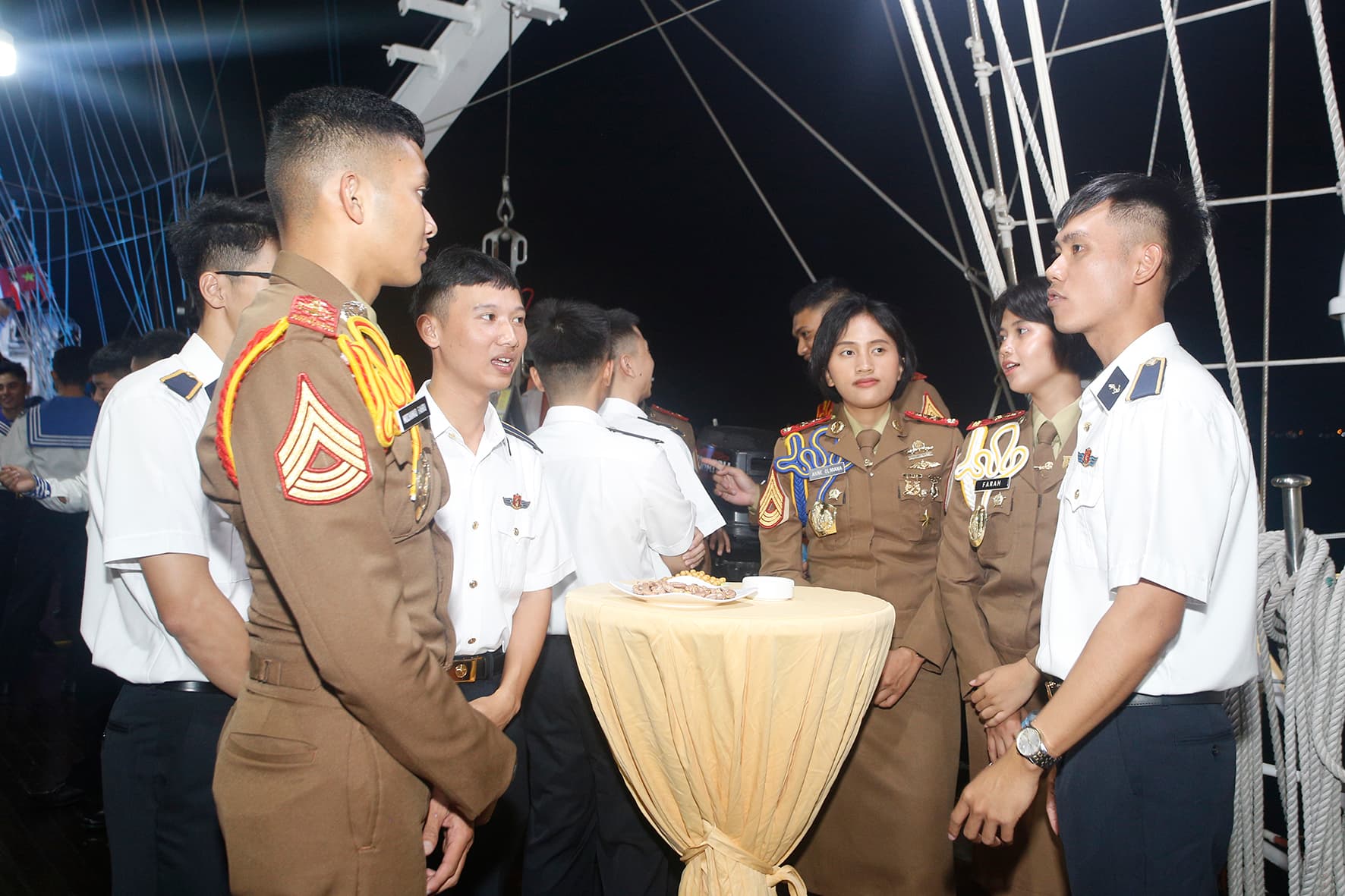 Tiệc chiêu đãi trên Tàu 286-Lê Quý Đôn tại Indonesia