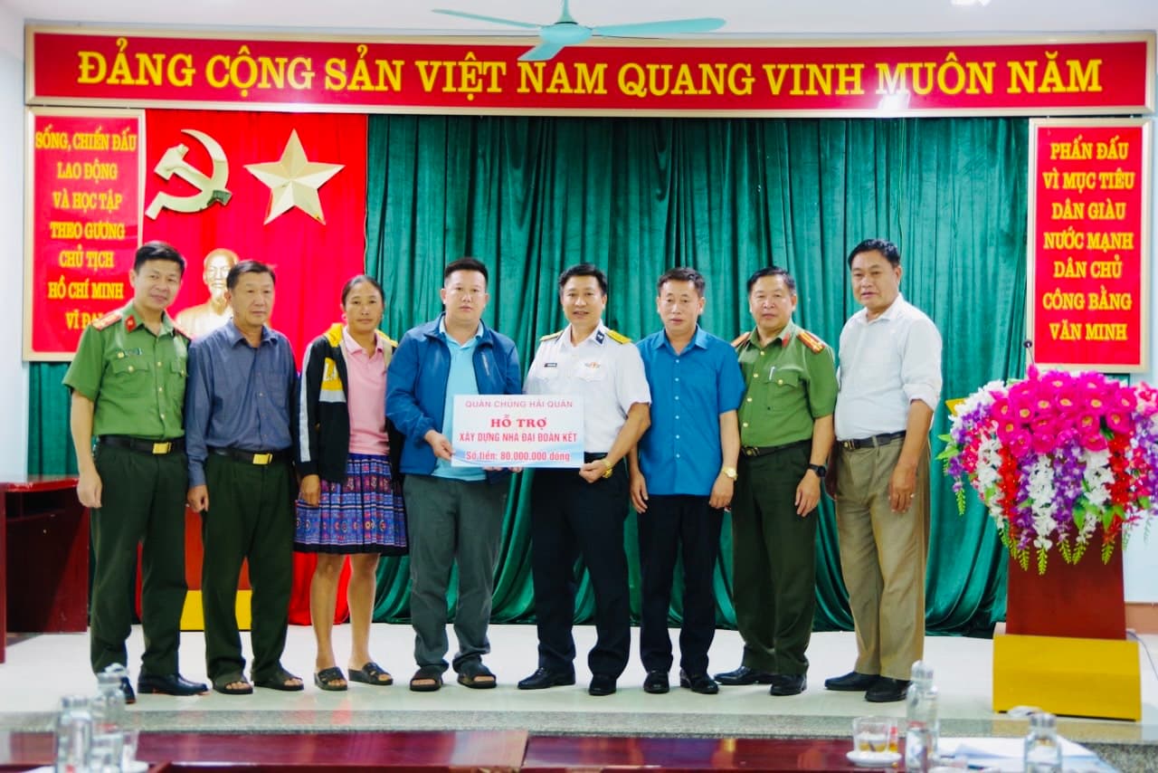 Viện Kỹ thuật Hải quân trao tiền hỗ trợ xây dựng nhà Đại đoàn kết tại Hoà Bình