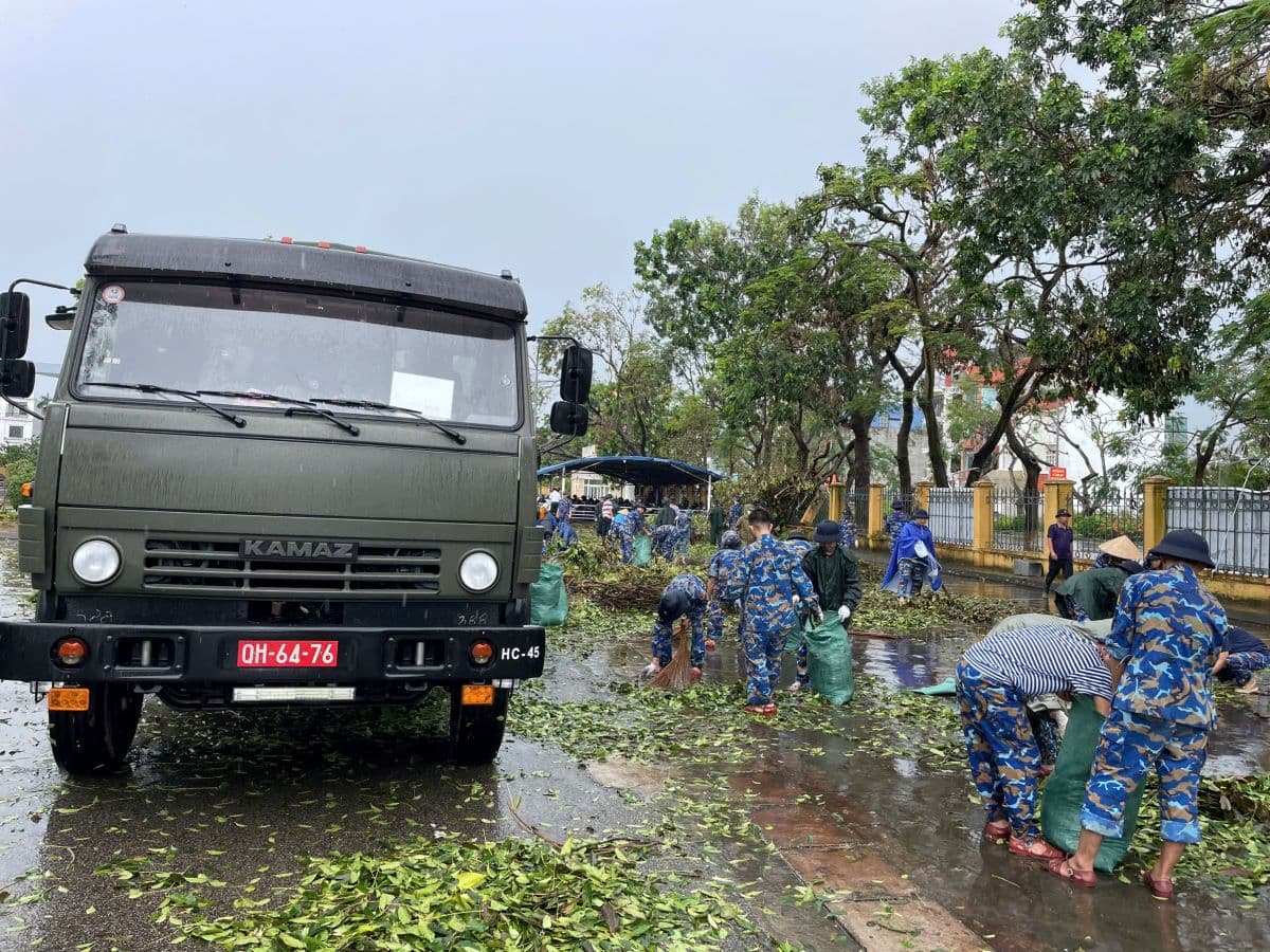 Tiểu đoàn 45 giúp địa phương khắc phục hậu quả bão số 3