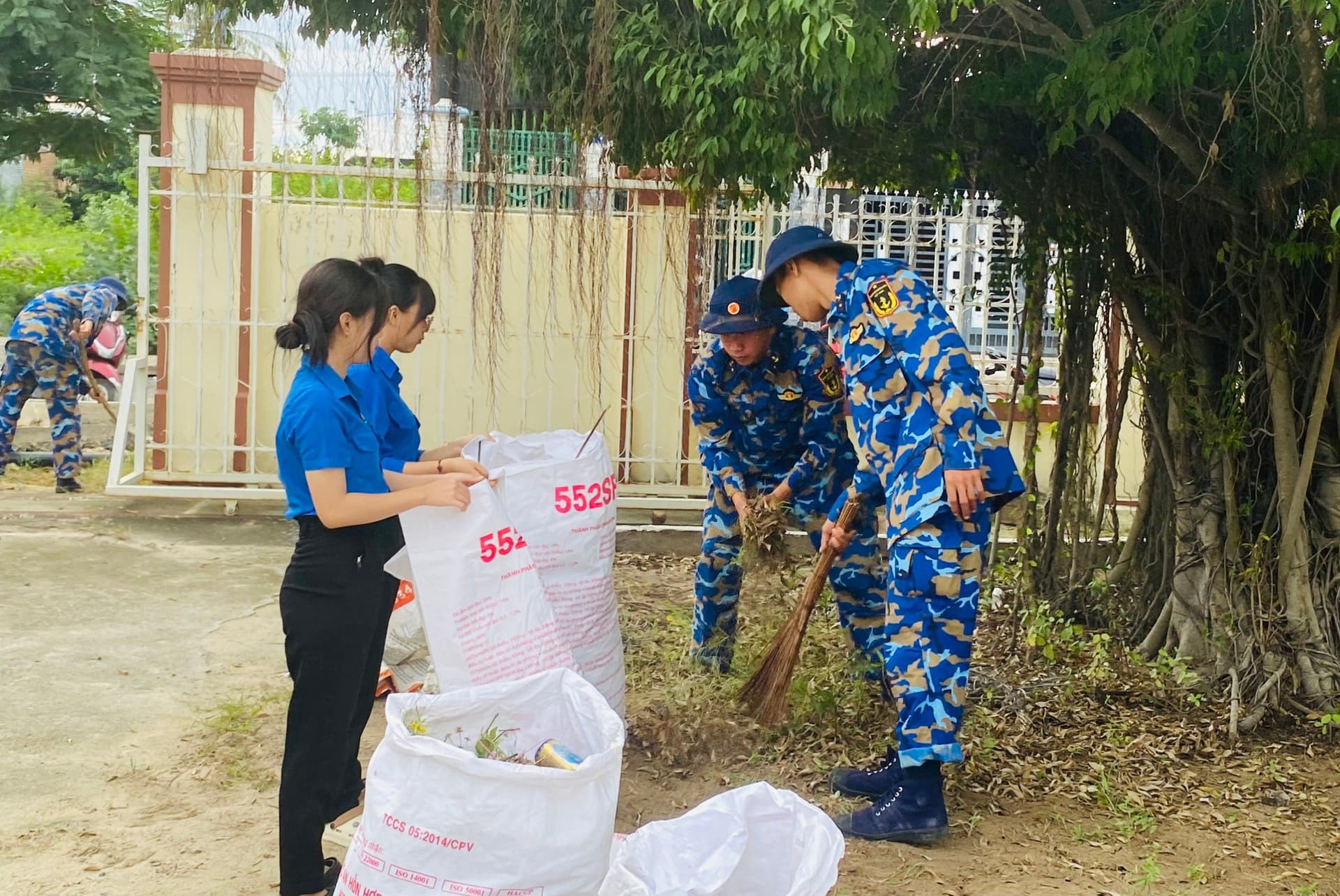 Tuổi trẻ Kho 858 lao động làm đẹp Đài tưởng niệm liệt sĩ phường Cam Nghĩa